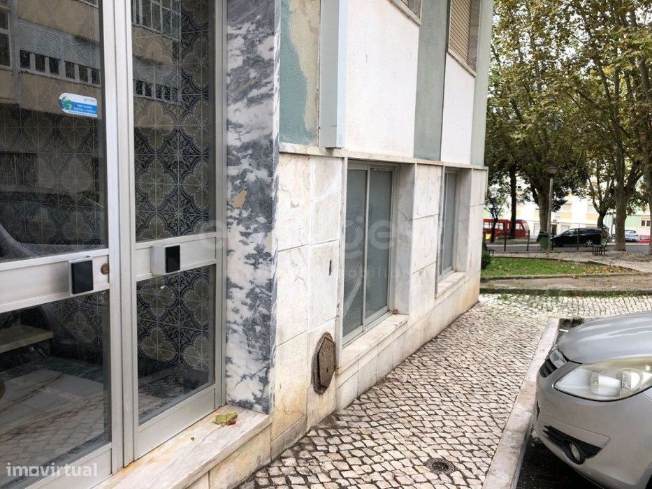 Loja com 210m² em cave com acesso direto à rua