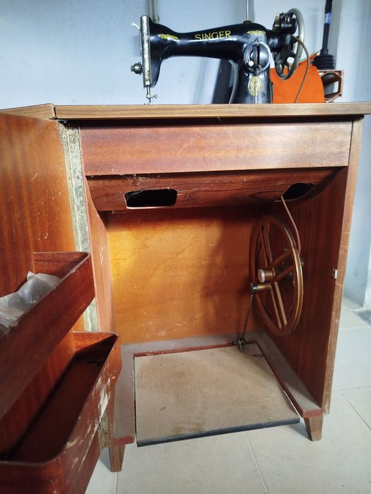 Maquina de cozer Singer antiga com móvel completo