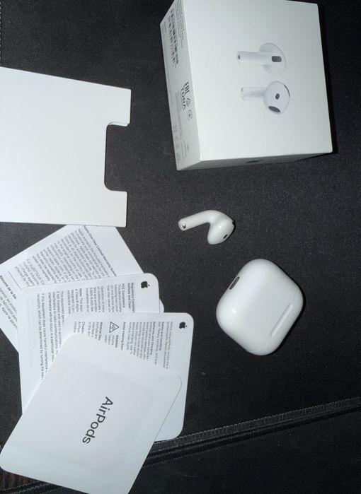 AirPods 4 (Лівий навушник, зарядрий кейс)