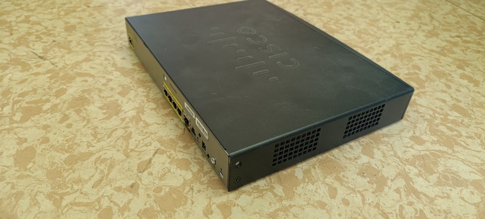 Продам маршрутизатор cisco 881
