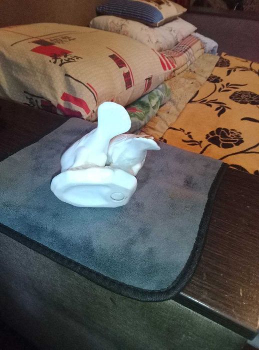 Фарфоровая фигурка   голуби