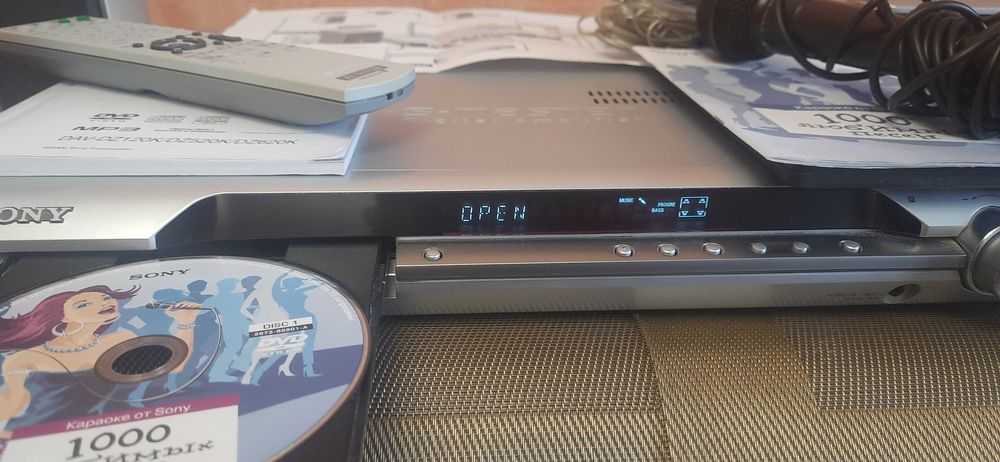 Домашній кінотеатр с караоке Sony DAV-DZ120K