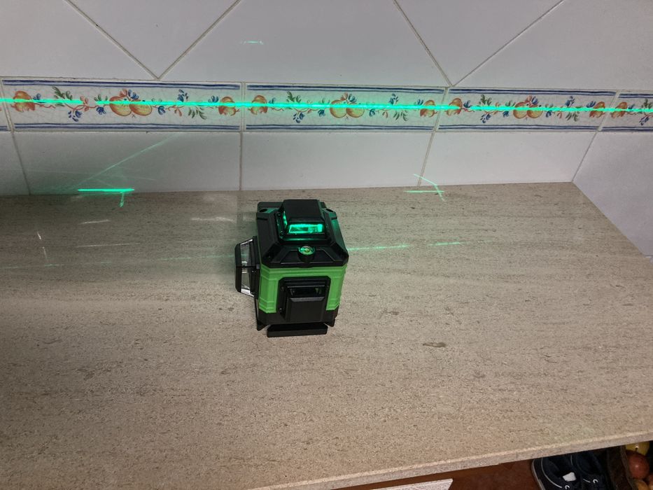 Laizer com comando e carregador novo muito util em obras