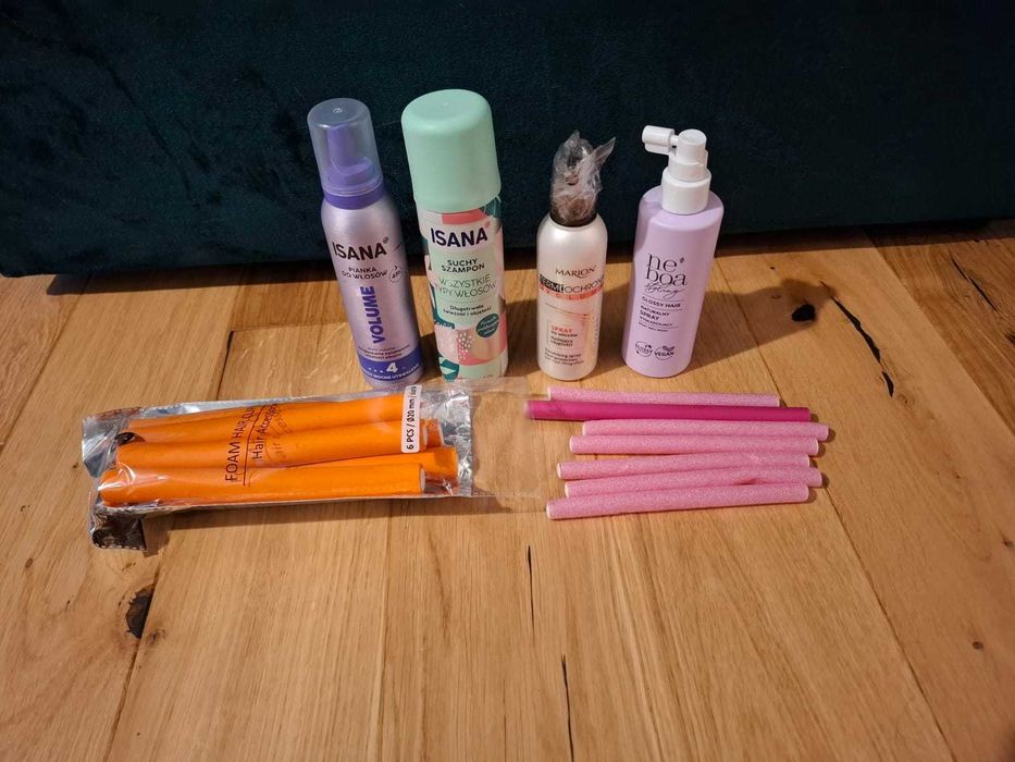 zestaw akcesoriów i kosmetyków do włosów