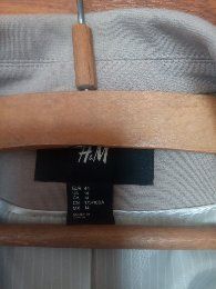 Піджак трикотаж бедиіого кольору.