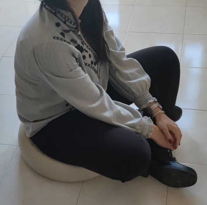 Almofada de chão ou um pufe redondo, para sentar ou apoiar os pés