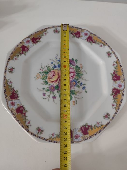 Conjunto de artigos em porcelana, bronze e biscuit.