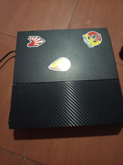 Ps4 1TB com dois comandos