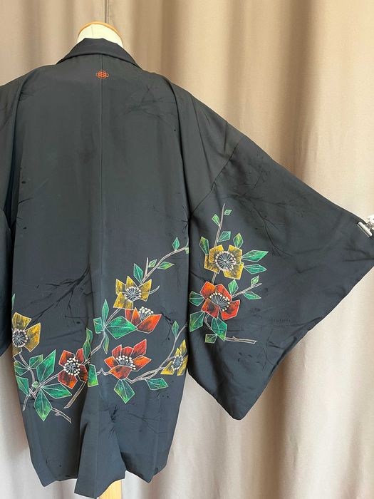 Casaco japonês de seda preta com flores para mulher