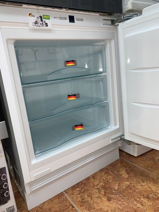 Морозильна камера маленька під стільницю F 31202 Ui-1