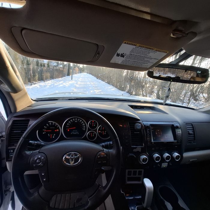 Toyota Sequoia  5.7 v8