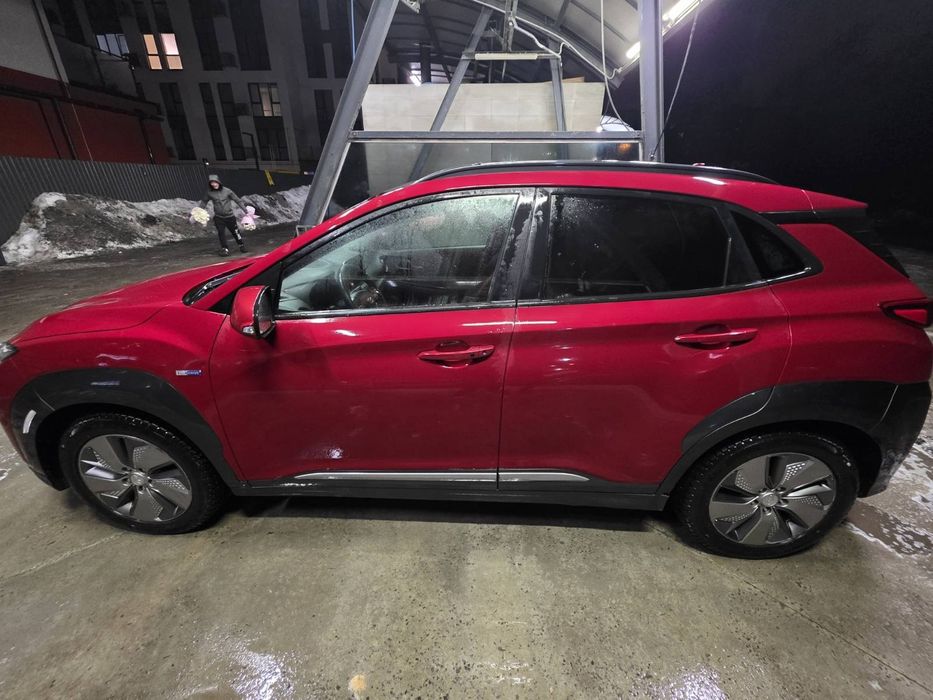 Hyundai kona electric 2019 рік, 64кв, 140000 гарна комплектація