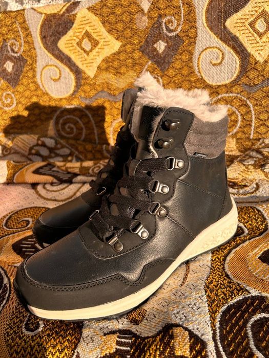 Продам зимове жіноче взуття