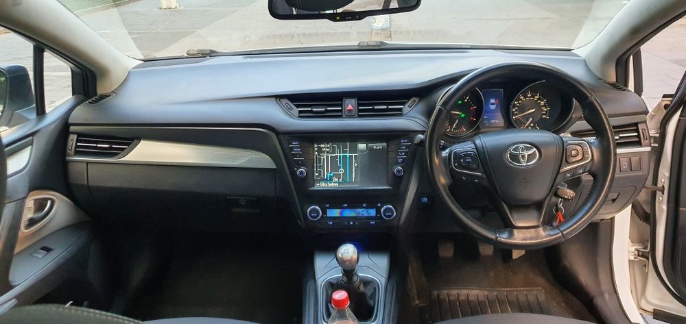 Toyota avensis 2.0 d 4 d 2018 anglik