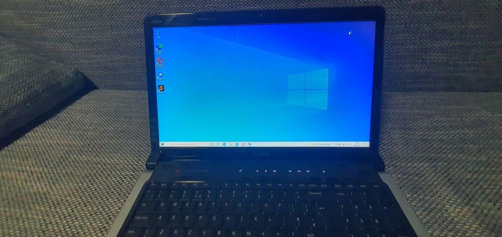 Dell studio 1749 Intel i5 4GB RAM SSD 250GB