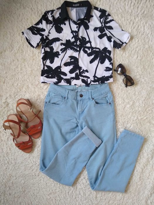 Biała bluzka w czarne palmy z krótkim rękawem