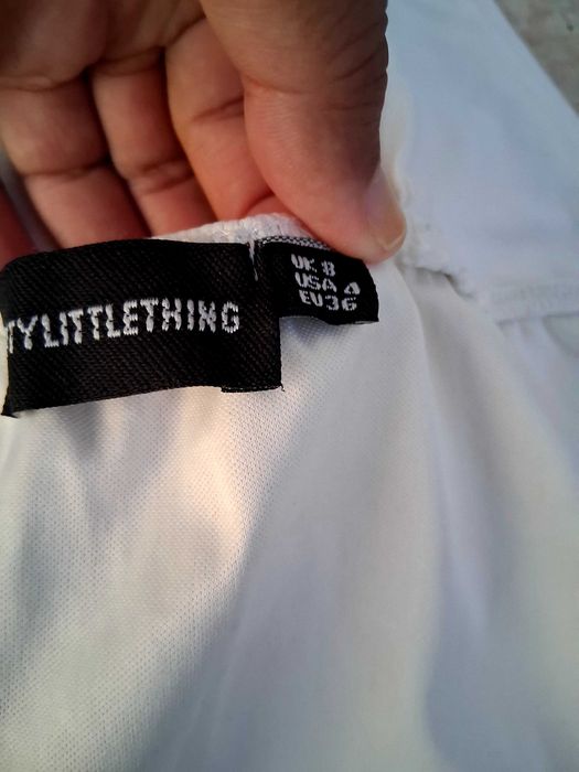 Calça Nike,com top Prettylittlething.
