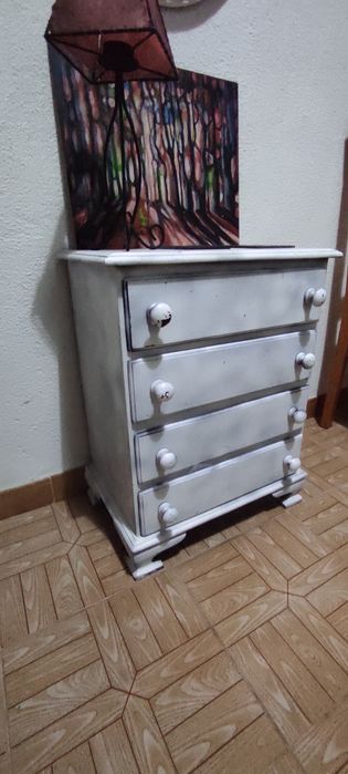 Espelho e mesinha de cabeceira