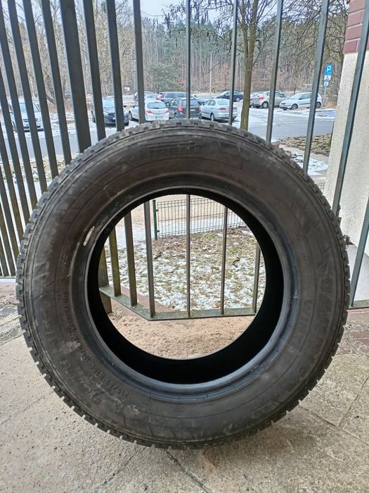 Pirelli 215/65 16c opony zimowe 7mm