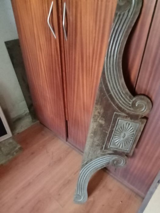 Vendo uma peça decorativa em madeira, trabalhada.