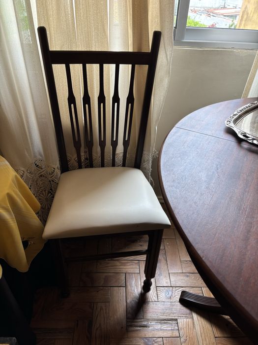 Mesa redonda madeira com seis cadeiras