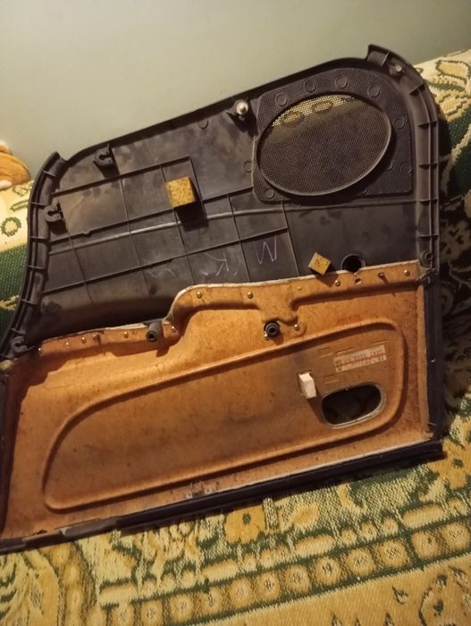 Продам дверние карти на мазду