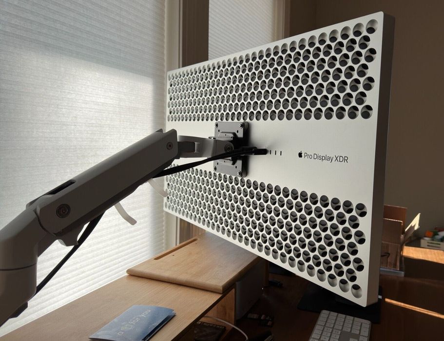 Apple Pro Display XDR + Apple Pro Display Vesa Mount
