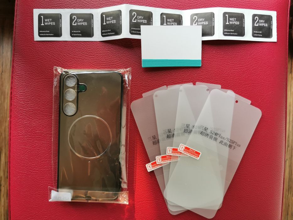 Etuii magnetyczne i 4 folie na ekran Samsung S25+