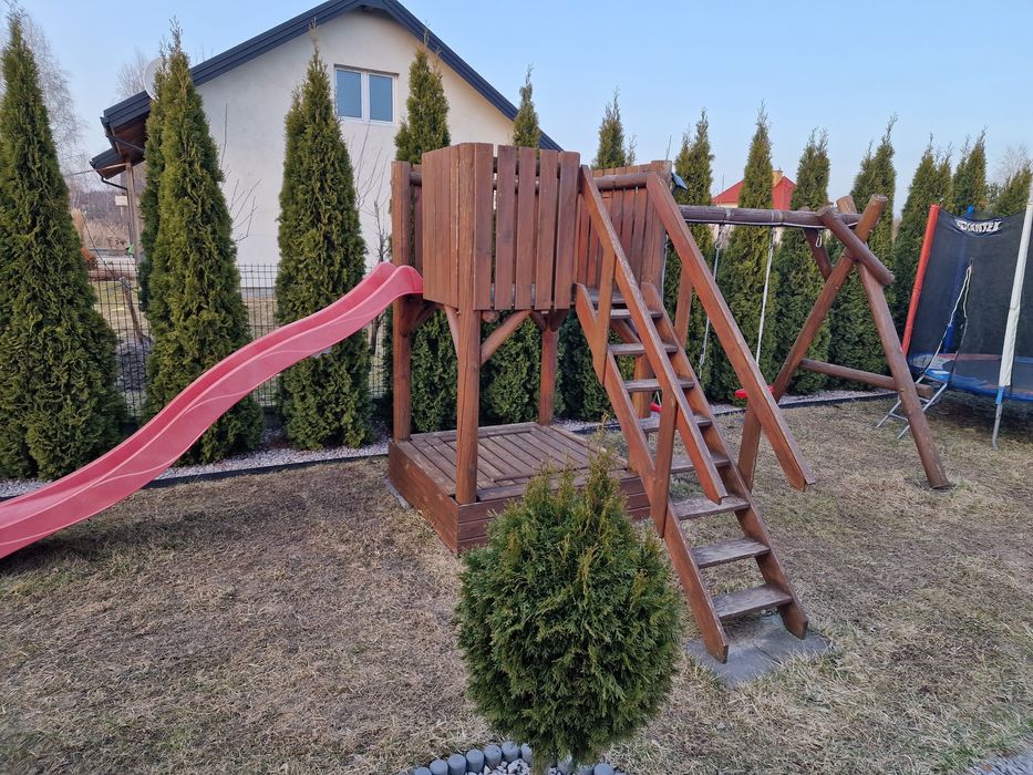 Masywny plac zabaw dla dzieci