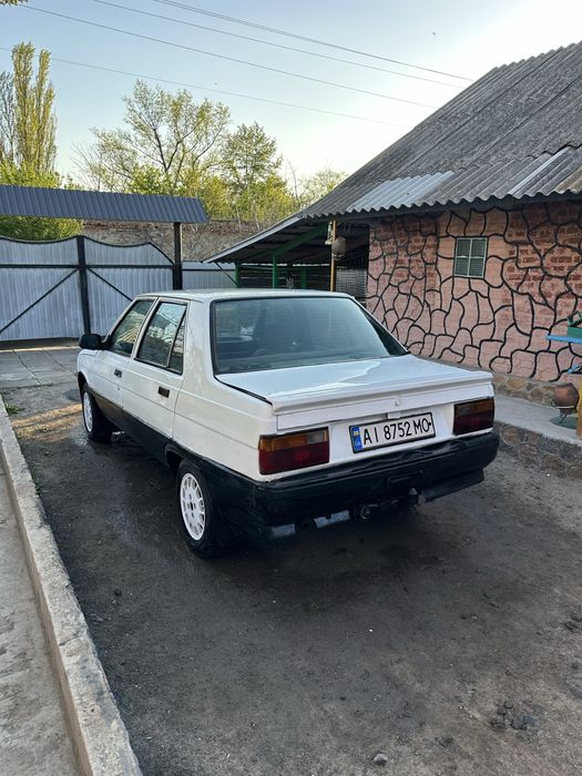 Продаю рено девять