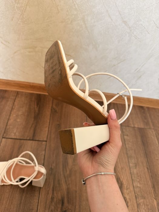 Босоніжки білі на каблуку