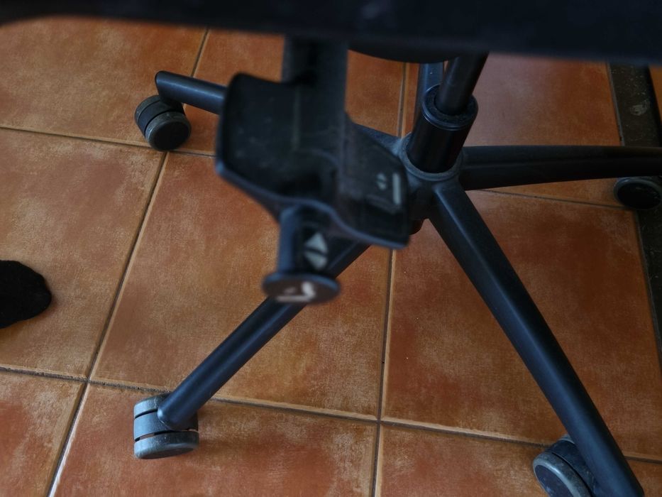 Boa cadeira de escritório ergonómica.  Tudo é ajustável.  50 euros.