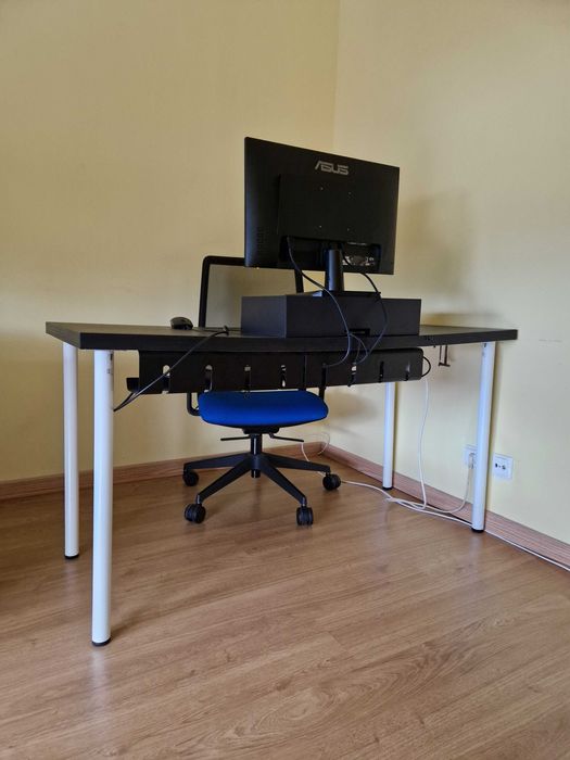 Secretária com organização de cabos e suporte de monitor