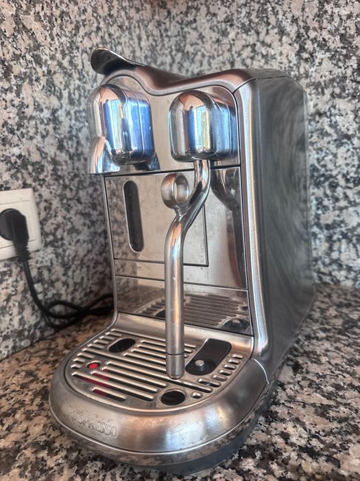 Máquina de Café Nespresso Lattissima Pro EN750.MB – Excelente Estado