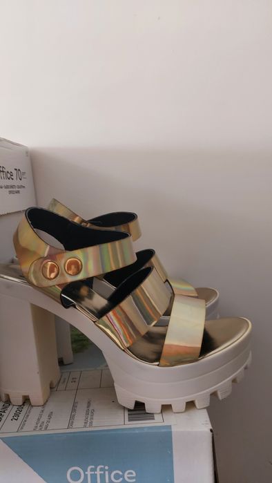 Sandálias douradas da IN SHOES