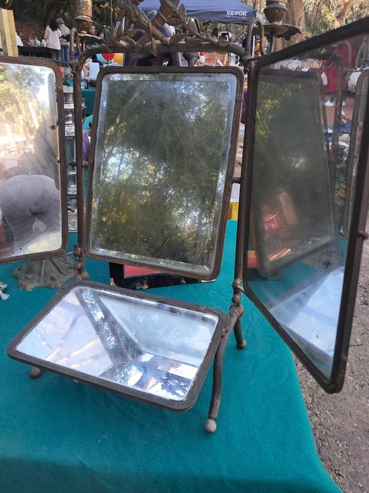 Espelho/tocador muito antigo.