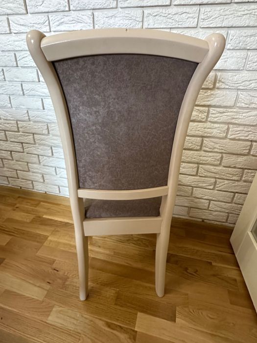 Стіл та стільці для кухні