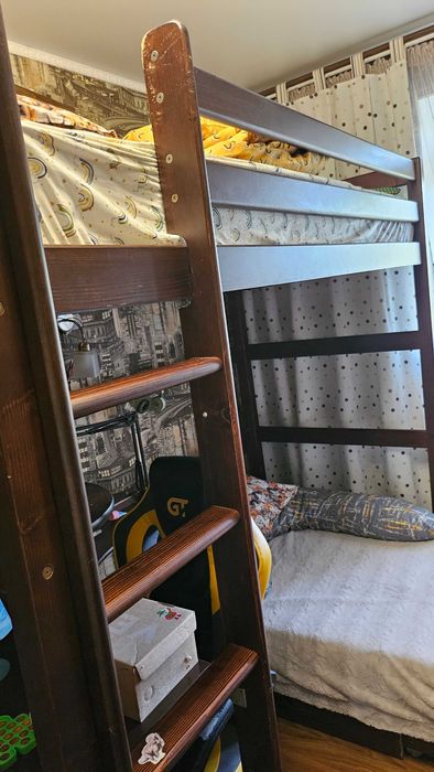 Продам дитячу двоповерхову кровать з матрацами