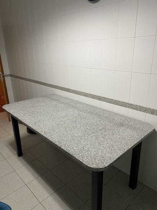 Mesa de cozinha com tampo em pedra mármore