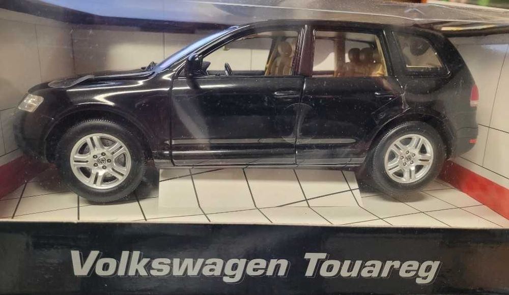 auto kolekcjonerskie 1:18 Volkswagen Touareg w opakowaniu
