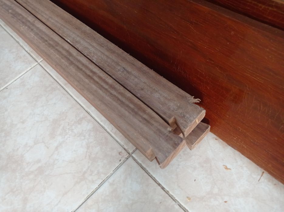 Cama e mesas de cabeçeira em estilo escandinavo de madeira maciça