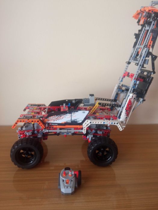 Model LEGO Technic 9398 4x4 Crawler