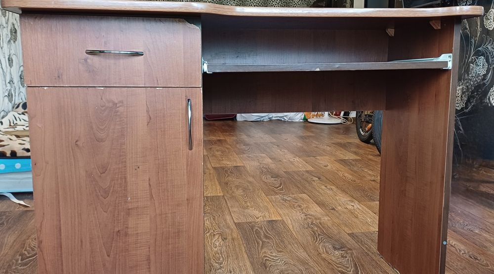 Стіл комп'ютерний офісний