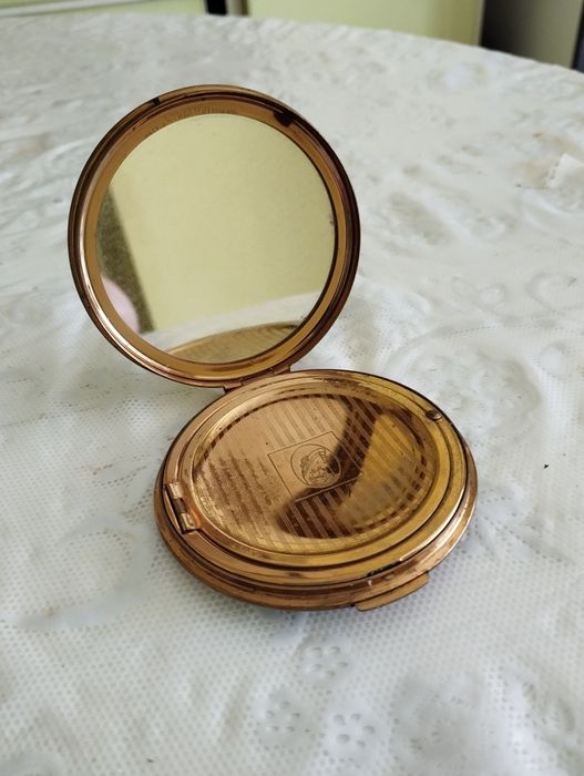 Винтажная  пудреница позолоченная.