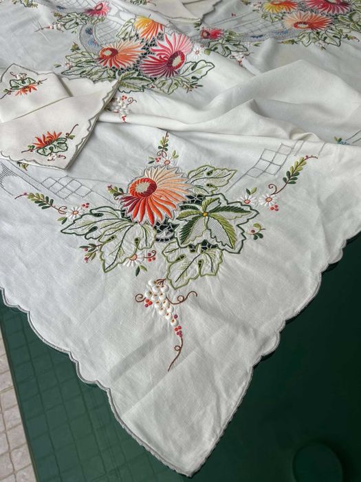 Toalha de mesa da Madeira, em linho antigo, bastante bordada