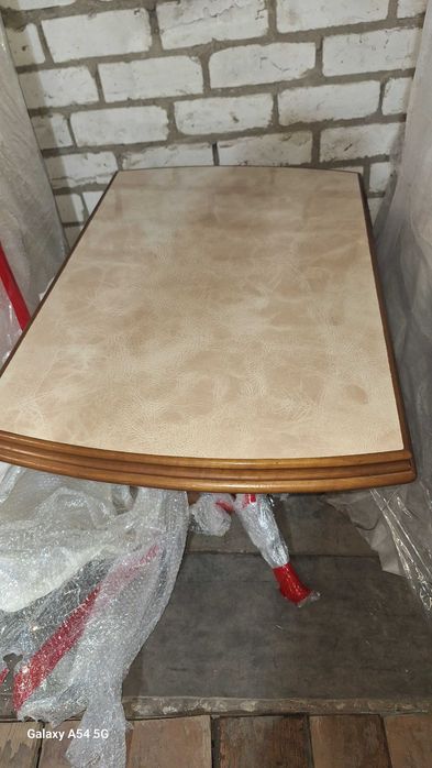 отличный кухонный стол, очень удобный почти не пользовались