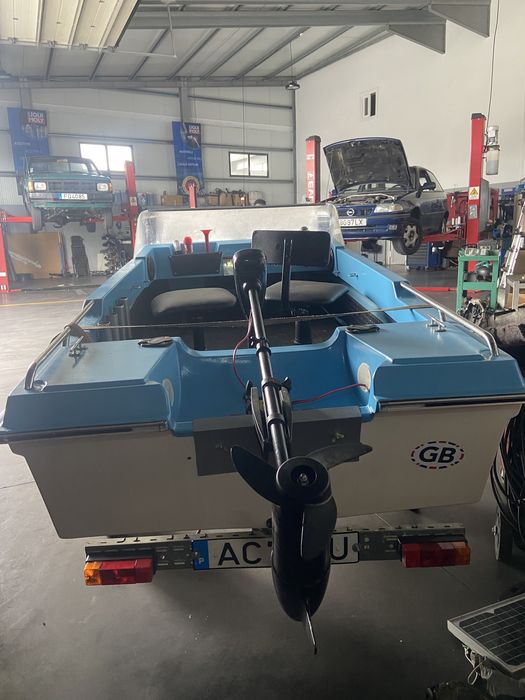 Barco com documento e atrelado