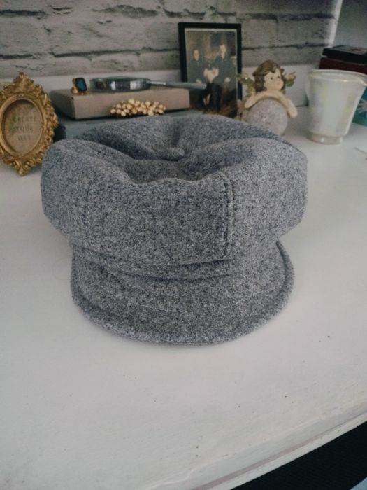 Szary kaszkiet w stylu vintage