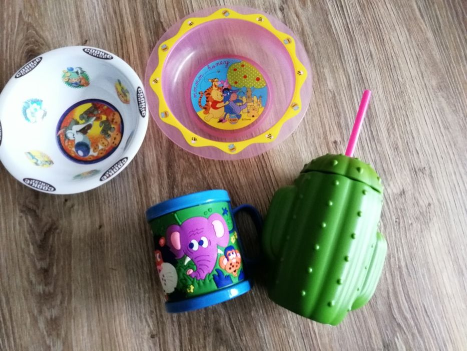 Zestaw plastikowych naczyń dla dziecka