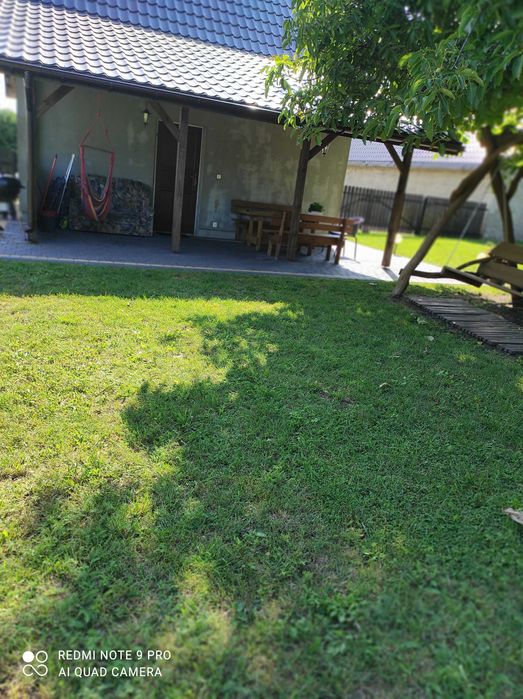 Domek nad jeziorem w Spychowie na Mazurach.